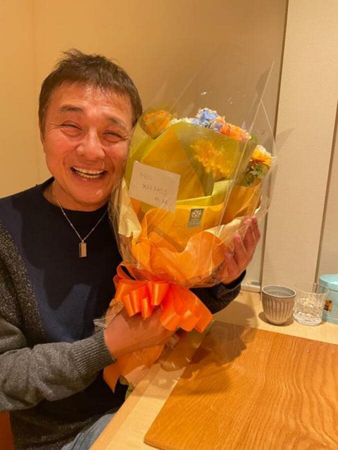  渡辺徹、妻・榊原郁恵との合同誕生祝いで家族で食事し「おめでとう」「素敵なご家族」の声  1枚目