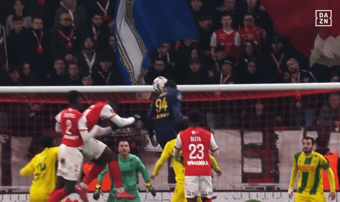 【写真・画像】「精度ピカイチ」伊東純也、“高速カーブクロス”でオウンゴール誘発！「緩急をつけてきたね」「素晴らしい」相手DFのミスを誘った瞬間　1枚目