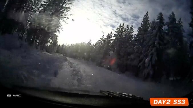 世界ラリー、日本人ドライバーが雪壁激突も“無傷で生還” 2位表彰台の裏であわや…魔のコーナーで危機一髪の瞬間 3枚目