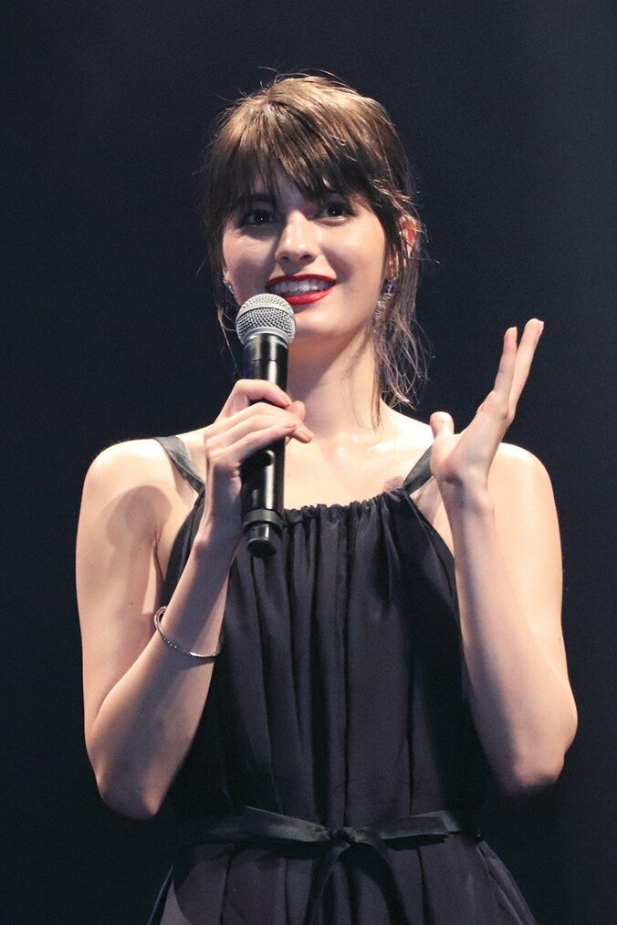 マギー、くっきり“美デコルテ”披露 2枚目