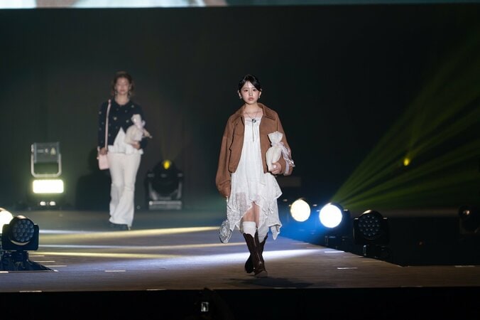 梶原叶渚、驚異のほっそり美脚（全身）