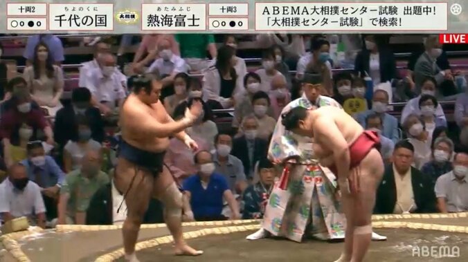 立ち合い不成立で20歳の力士が瞬時に一礼「ペコペコペコ」礼儀正しい姿に相撲ファン「カワイイーっ」と熱視線 1枚目