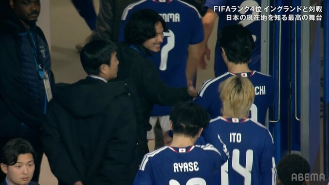 「泣ける」「美しいシーン」大怪我の南野拓実、聖地で仲間激励！“最高の笑顔”にファン胸熱「W杯を諦めてないな」 2枚目