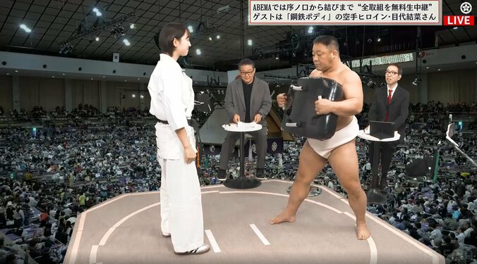 正拳突きを受けるあかつ（写真右）