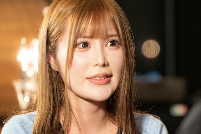 25歳肉食系グラドル、太ももキワキワ美脚ショーパンで濃厚すぎる誘惑！ 若手芸人の手を胸元へ…「ドキドキしてるのわかる？」 1枚目