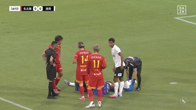 「怖い倒れ方」湘南DF、強烈弾丸ミドルが顔面直撃→転倒で「大丈夫か？」プレー続行もファンは心配の声 4枚目