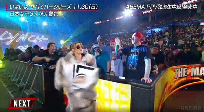 観客にイライラを爆発させるベッキー・リンチ