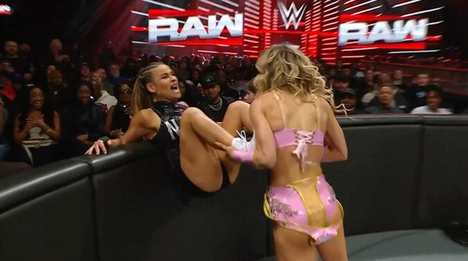 元チアの美女レスラー、執拗な場外攻撃で“失神”の憂き目 思わぬ展開「ガチなやつか？」「会場ドン引き」 3枚目