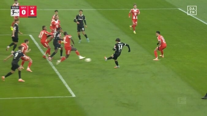 ウソでしょ！？ 鈴木唯人に「ドン引き」強烈ダイレクトボレー→名手ノイアーの脇をぶち抜く…ファン騒然「カッコ良すぎ」 5枚目