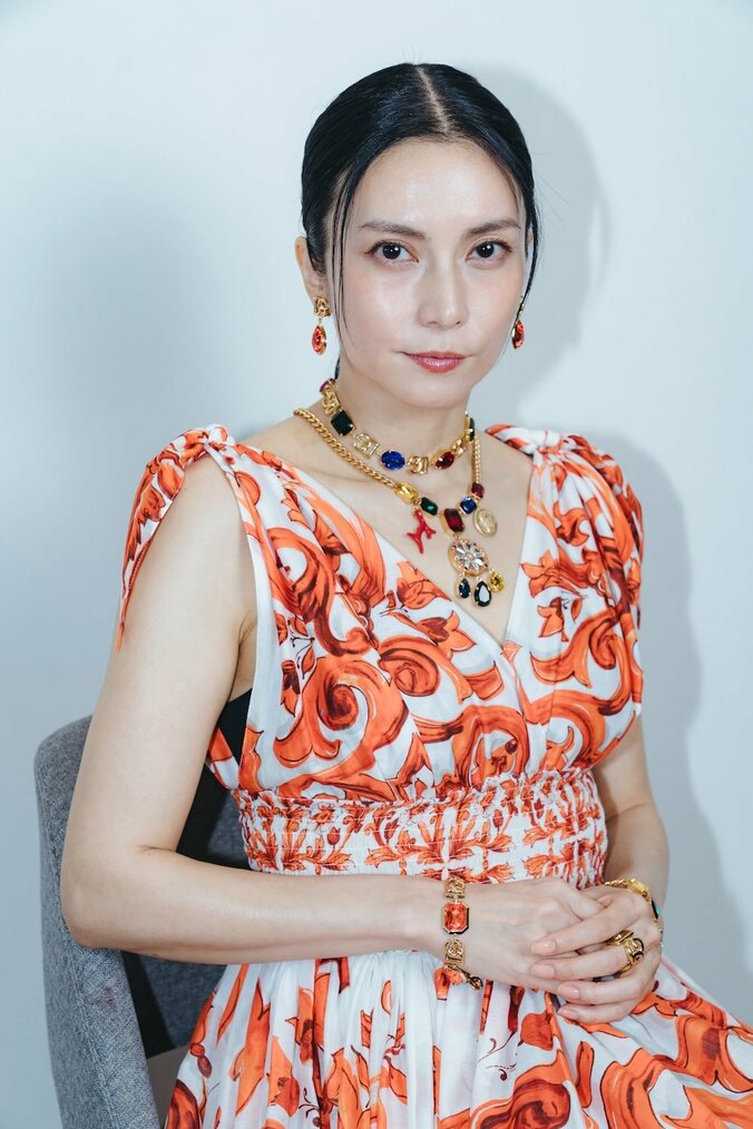 柴咲コウ、主演作『スキャンダルイブ』が国際アワード2部門ノミネート！ 釜山のレッドカーペットに鮮やかマヨリカ柄ドレスで圧倒的存在感 4枚目