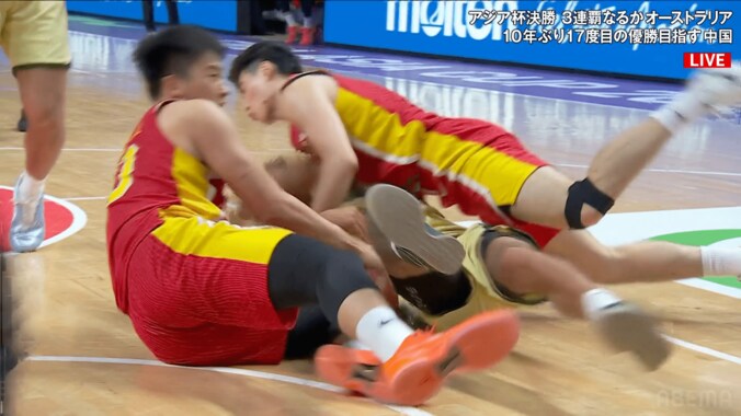 「血の気が多い…」バスケ中国代表の“過剰なラフプレー”にファン衝撃！「ラグビーかよ」「良い試合に水を差すな」審判無視で敵に馬乗り→豪州HCが乱入で騒然 3枚目