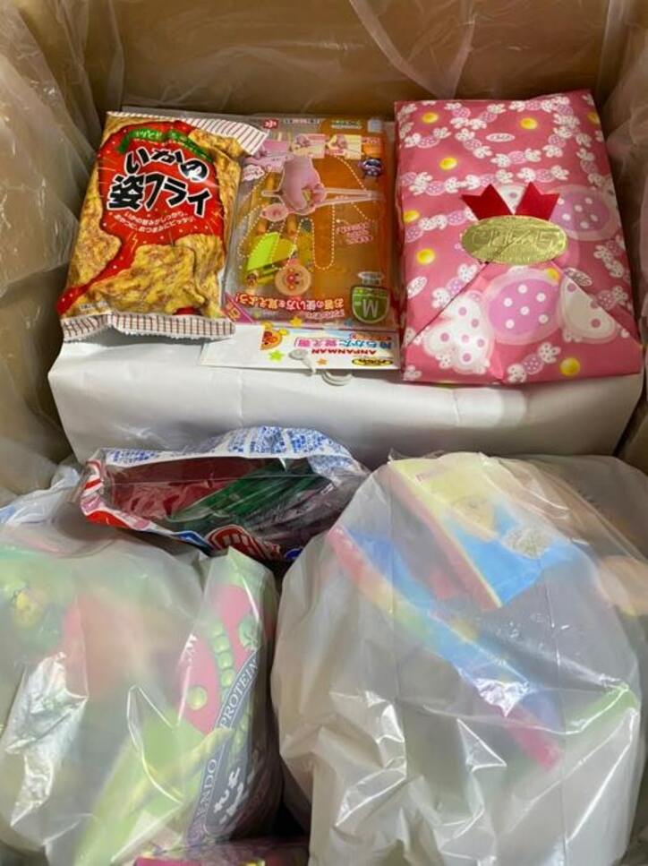  はんにゃ・川島の妻、実家から大量に届いた荷物を公開「誕生日祝いを送ってきてくれた」 