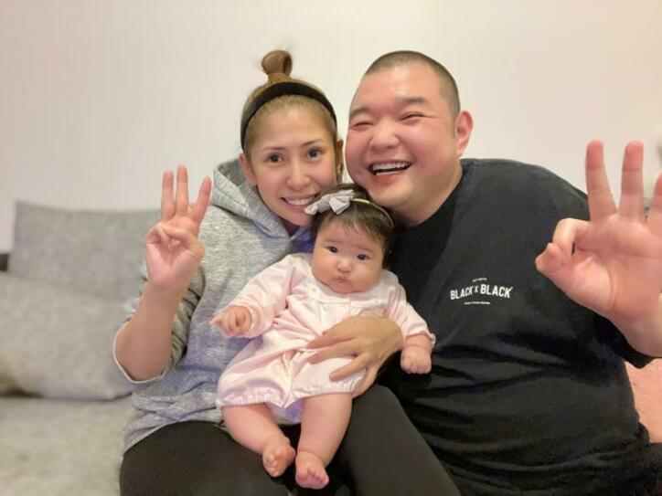 内山信二の妻、娘が生後3か月を迎え家族ショットを公開「相変わらずパパ似」 
