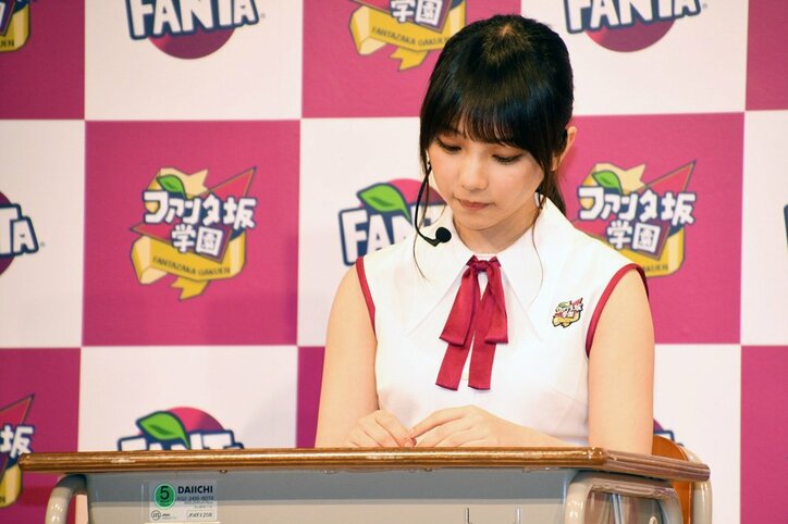 カズレーザー、斎藤飛鳥に「小顔すぎる!」 乃木坂メンバーが「変顔ボトル」に大はしゃぎ