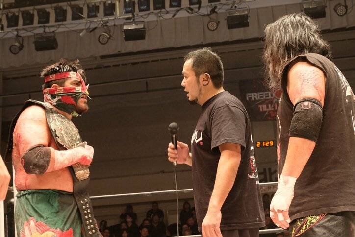 クリスマスといえばデスマッチ！葛西純、中指を突き立て、「試合の記憶はねえ。あるのは痛みだけ。でもこの痛みが最高なんだ」