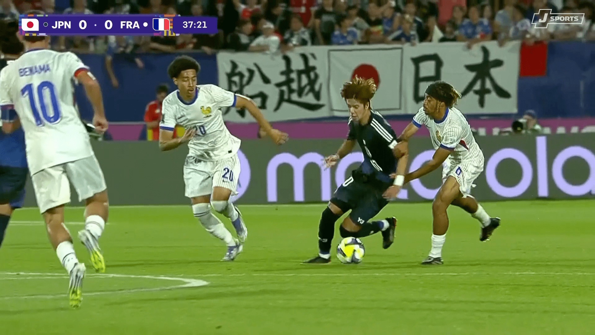 ターンから突破を試みる大関