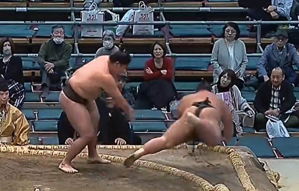 叩かれた力士が土俵の外まで飛んでく危険な結末に館内騒然「あんな飛ん