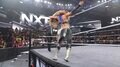 「叩きまくってる!」人気日本人女子レスラーがまさかの“お尻ペンペン”攻撃! ムキムキすぎるライバル相手に“奇策”披露で会場は大熱狂