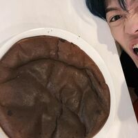 「焦げた宇宙人やん」GENERATIONS・中務裕太、真っ黒に焼き上がったケーキを披露