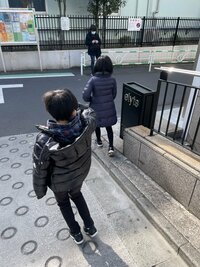 市川海老蔵『気になるシールを』