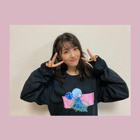 「可愛いの相乗効果」「可愛過ぎてやばくね」浜辺美波、“森川葵T”を着たダブルピースショット公開