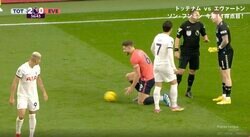 「怖すぎる」「ヤバいな…」 あわや一触即発！怒りの報復タックル→吹っ飛ばして仁王立ち　ブラジル代表の悪童FWが相手選手にメンチ切りの瞬間