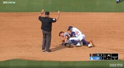 ベッツの「優しさが滲み出ています」ド軍戦、激しいプレーで思わぬ反響 MVP男の“動き”を実況が称賛、敵軍走者と交錯もヘルメット拾う