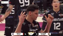 男子バレー、自らユニフォームを引き裂く“珍事” チュニジア人アタッカー、自らのプレーに納得できず…味方も「ええっ！？」驚きの様子