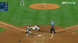 球場騒然！ アイツ、何がやりたかったんだよ！ “暴走本塁突入”がヤバすぎる　吹っ飛んで一回転→忍者スライディングを大失敗する珍プレー