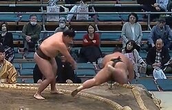 叩かれた力士が土俵の外まで飛んでく危険な結末に館内騒然「あんな飛んで無事なのすごい」安堵の声も