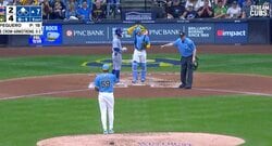 全員ポカーン… 一体、何が起きた！？ 理解不能のままプレー続行！ “謎すぎる判定”が物議を醸す「結局どういうこと？」「監督も意味わかってない」