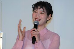 のん、『私をくいとめて』脳内相談役の中村倫也に「とってもいい声でした」