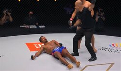 「これは無理」「硬直してる」壮絶ダウンに戦慄 死角からのアッパーで一撃KO