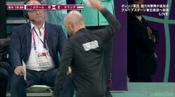 カタール監督がペットボトルに八つ当たり　敗戦濃厚でなす術なくやられるチームに指揮官激おこ「まあ気持ちはわかる」とファンも同情
