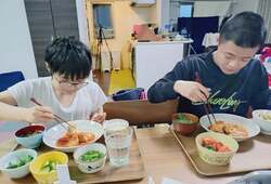 山田花子、次男が“9個も完食”した夕食メニュー「給食と同じ味がする！」