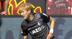 「人が吹っ飛んだ」「マンガかよ！」 堂安律、強烈シュートで相手DFのブロックを撃ち抜く　ボールを喰らった選手は浮き上がって転倒