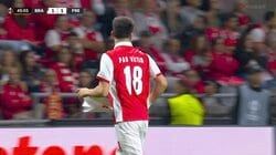 鈴木唯人もびっくり？ サッカー欧州リーグ、ピッチに“謎の飛来物”突き刺さり試合中断の珍事「スタンドからこの距離を」実況も驚く