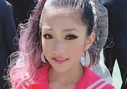 中卒で就職した元小学生ギャル（18）、現在の職業に驚きの声「その爪でできるの！？」