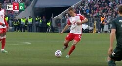 「天才かよ！」「上手すぎる」空間を支配する美しい“浮き球パス”が炸裂した瞬間　”キックの名手”が相手DF陣を無効化する超絶ピンポイントパス