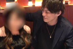 「俺しか見ないで」ホストになった人気俳優、セクシー肩出しの姫を抱き寄せイチャイチャ！ 分刻みで席を回る超売れっ子に