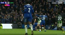 「大丈夫か？」命にかかわる超危険事故にスタジアム騒然　競り合い後、頭から首が曲がった状態で落下…流血しながらプレー続行する衝撃シーンに「本当にヤバい」ファンから心配の声