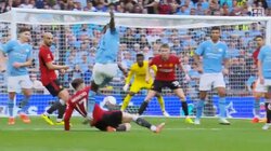 「速っ…」「ジャックナイフだ！」最強ドリブラーの“鋭すぎるカットインシュート”にファン驚愕！ １対２でもお構いなしに叩き込んだ瞬間「これぞドク」「１人で完結」