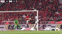 「審判よくみてたな」浦和DFの際ど過ぎる“ハンド未遂”が話題に「うまくすり抜けたんか？」「ちょうど間を…」元日本代表も笑った“超絶かわし”の瞬間