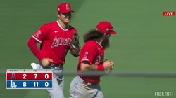 大谷翔平、ライト守備で同僚とニコニコ姿にファン安堵「ニコ谷が見れて嬉しい」「陽気なオオタニサン」