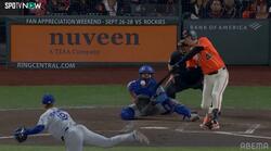 山本由伸、“33センチ変化”大きく曲がる魔球カーブに「キレッキレすぎる」「エグイな」 相手打者が体勢を崩す…衝撃の一球