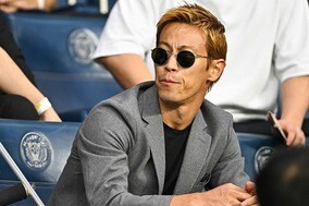 「ブラボーマッチョ！」本田圭佑が突如投稿した“舌だし＆上半身裸”の狂気ショットにファン騒然！「バロテッリやん」【Ｗ杯】