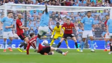 「速っ…」「ジャックナイフだ！」最強ドリブラーの“鋭すぎるカットインシュート”にファン驚愕！ １対２でもお構いなしに叩き込んだ瞬間「これぞドク」「１人で完結」