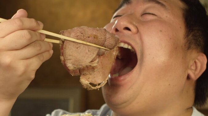 『キミの脂肪に恋してる』フォーリンデブはっしー、絶品料理を平らげる 3枚目