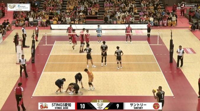 「ちょっと貸しなさい！」男子バレー、スター選手が自らガシガシと雑巾掛け まさかの“珍光景”にアリーナから笑い 3枚目