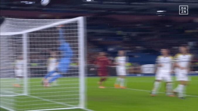 「相手はお手上げだ」鈴木彩艶の“神セーブ”が脚光！「ずば抜けた反応速度」「しっかり枠外に弾いた」ディバラの強烈ヘッド弾を弾いた瞬間 4枚目